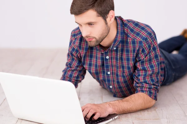 Jongeman werkt aan laptop — Stockfoto