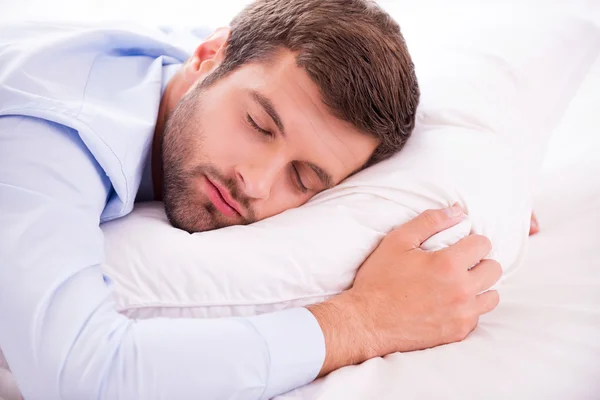 Homem de camisa e gravata dormindo na cama — Fotografia de Stock