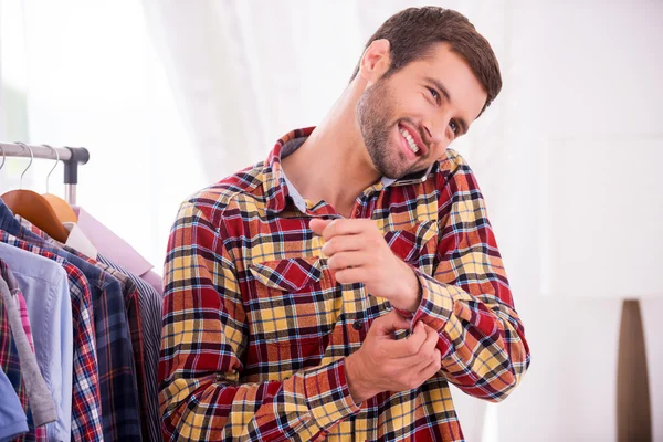 Homme portant une chemise et parlant au téléphone — Photo