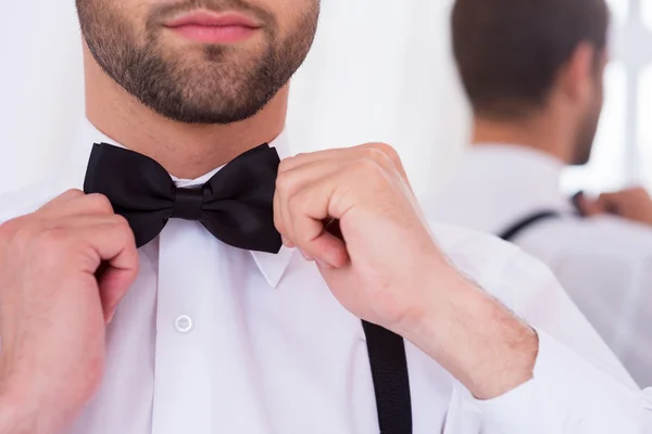 Man adjusting his bow tie. — Stock Photo, Image