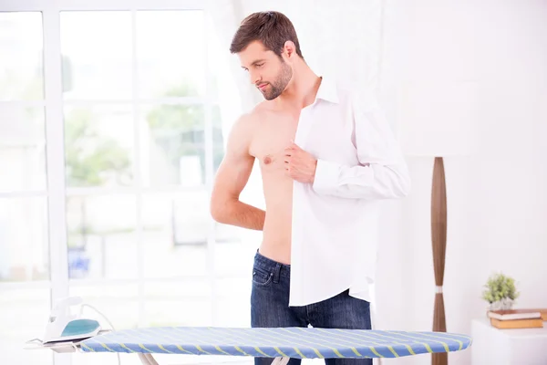 Hombre vistiendo camisa blanca — Foto de Stock