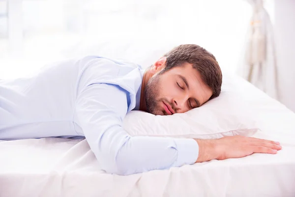 Man in shirt sleeping in bed — Stock Photo, Image