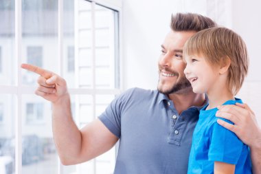 Baba ve oğul pencere ayakta