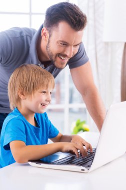 Baba ve oğul laptop arıyorum