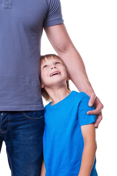 Padre e hijo de pie cerca el uno del otro — Foto de Stock