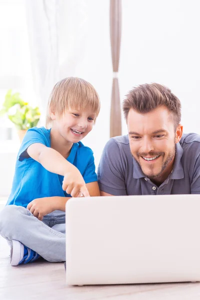 Pai e filho surfando na rede — Fotografia de Stock