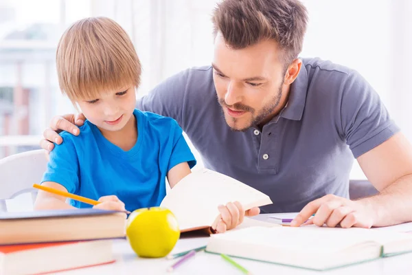 Père aidant son fils avec les devoirs — Photo