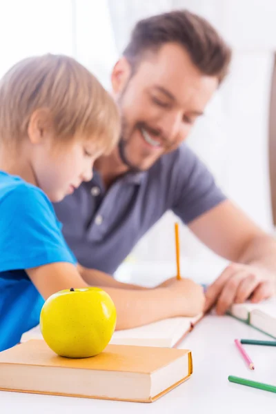 Padre ayudando a su hijo con la tarea — Foto de Stock