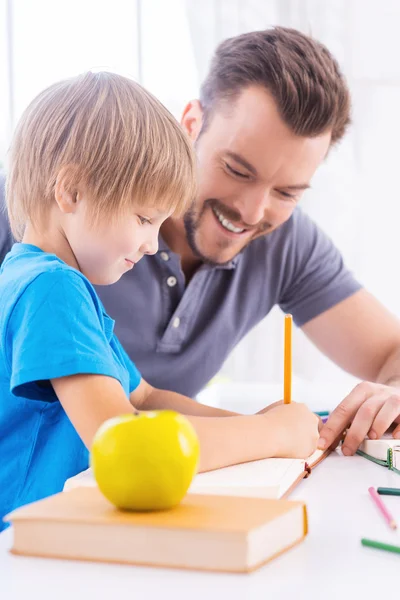Far hjelper sønnen med leksene – stockfoto