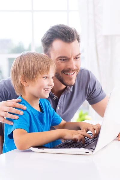 Vater und Sohn schauen auf den Laptop — Stockfoto