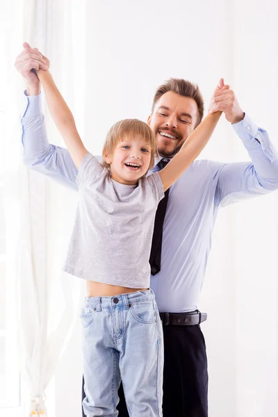 Vader met plezier met zoon — Stockfoto