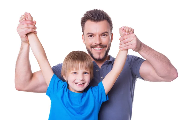 Vater trägt seinen verspielten Sohn an der Hand — Stockfoto