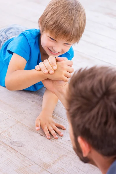 Father and son competing in arm wrestling — Stock Photo, Image