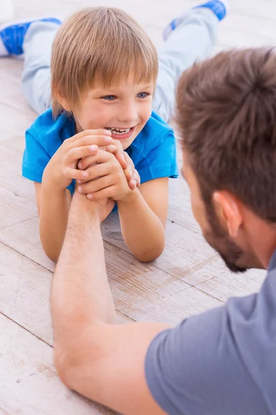 Father and son competing in arm wrestling — Stock Photo, Image