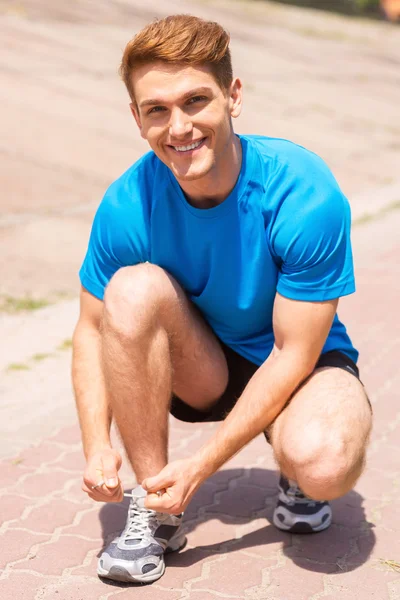 erkek spor ayakkabı ayakkabı bağcığı bağlama