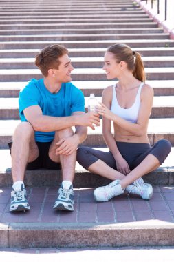 Çift merdivenlerde oturan giyim spor