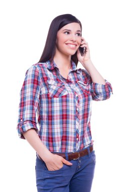 Kadın cep telefonuyla konuşuyor.