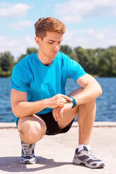 Man tijd voordat joggen controleren — Stockfoto