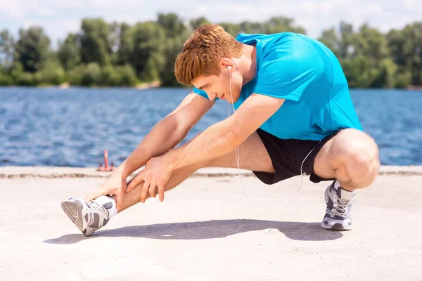 Man doet stretching oefeningen — Stockfoto