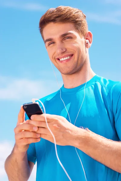 Man in sport slijtage permanent buitenshuis — Stockfoto