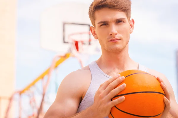 Jugador de baloncesto listo para el lanzamiento — Foto de Stock