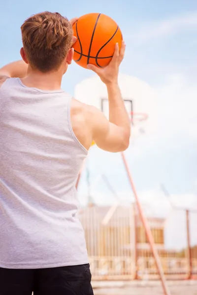 Basketbalspeler klaar voor het schot — Stockfoto