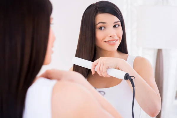 Donna pettinando i capelli . — Foto Stock