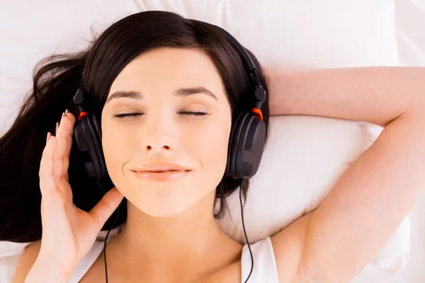 Vrouw genieten van muziek. — Stockfoto