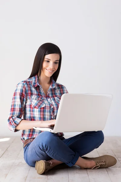 Woman working on laptop — Stock Photo, Image