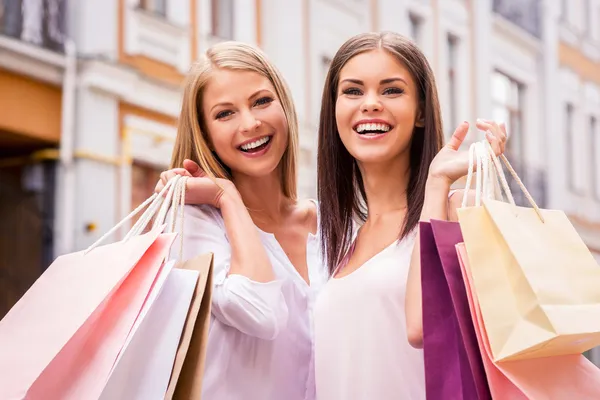 Mujeres sosteniendo bolsas de compras —  Fotos de Stock