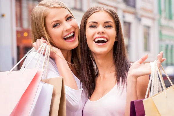 Kvinnor som har shoppingväskor — Stockfoto