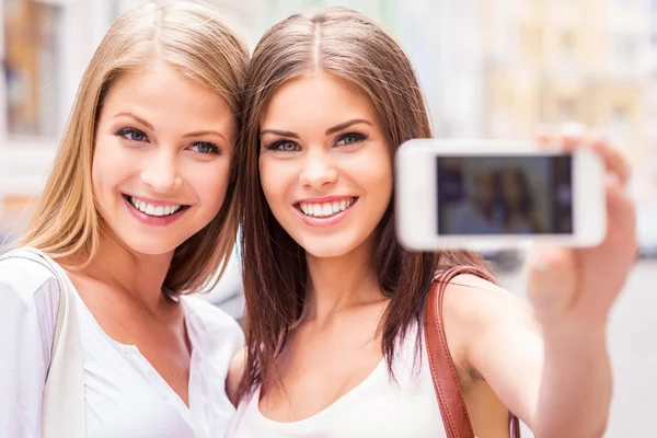 Ženy dělají selfie — Stock fotografie