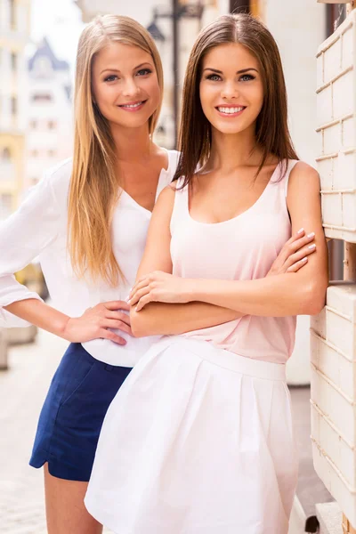 Zwei schöne junge gut gekleidete Frauen — Stockfoto