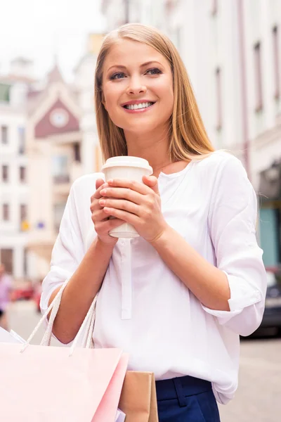 Mujer sosteniendo bolsas de compras y taza — Foto de Stock