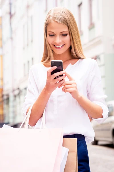 Mulher segurando sacos de compras — Fotografia de Stock