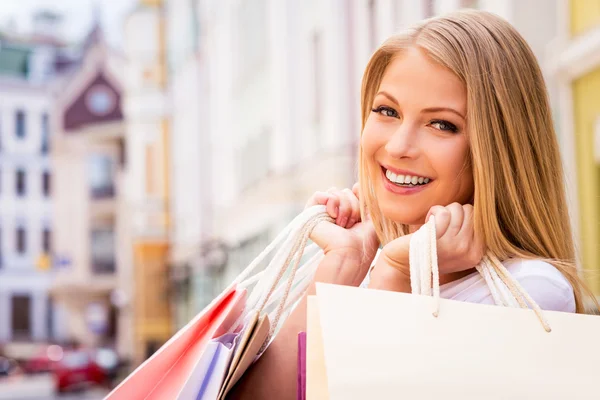 Mujer sosteniendo bolsas de compras —  Fotos de Stock