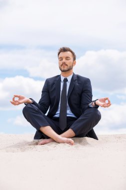 İşadamı meditasyon yapıyor.