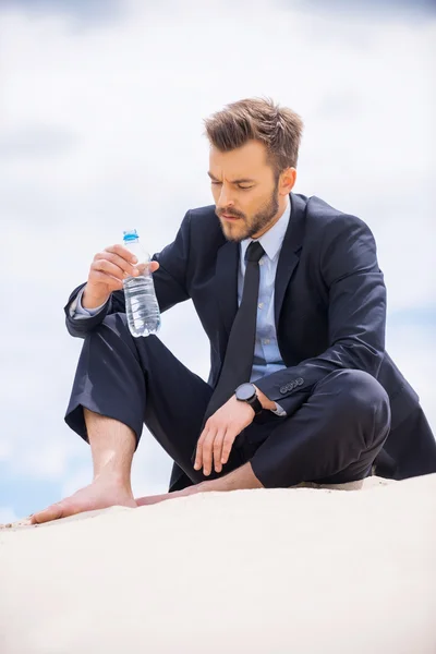 Empresario deprimido sosteniendo botella con agua — Foto de Stock