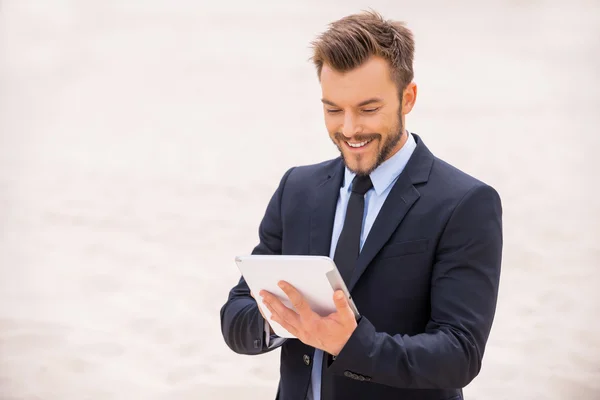 Homem em desgaste formal trabalhando em tablet digital — Fotografia de Stock