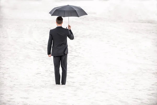 Een in formele slijtage houden paraplu — Stockfoto