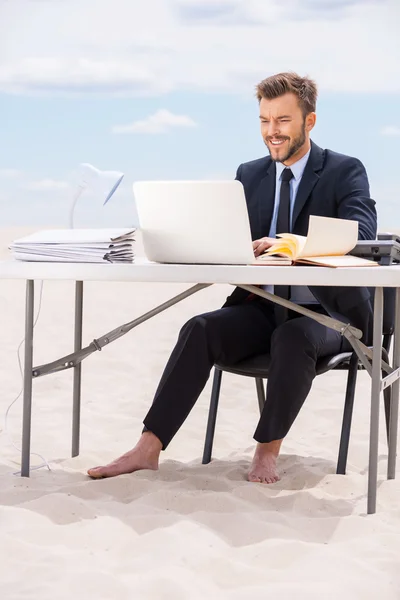 Man in formele slijtage die op laptop werkt — Stockfoto