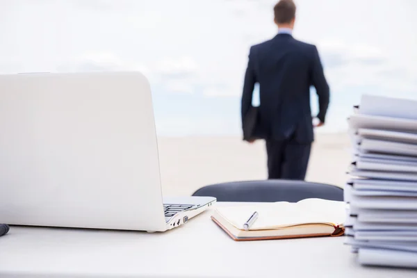 Man in formele slijtage weglopen uit werkende plaats — Stockfoto