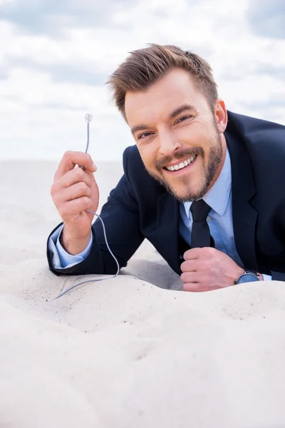 Affärsman håller nätverkskabel — Stockfoto