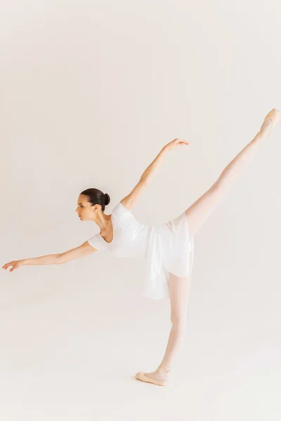 Belle jeune ballerine — Photo