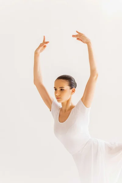 Baletka v bílém tutu tanec — Stock fotografie