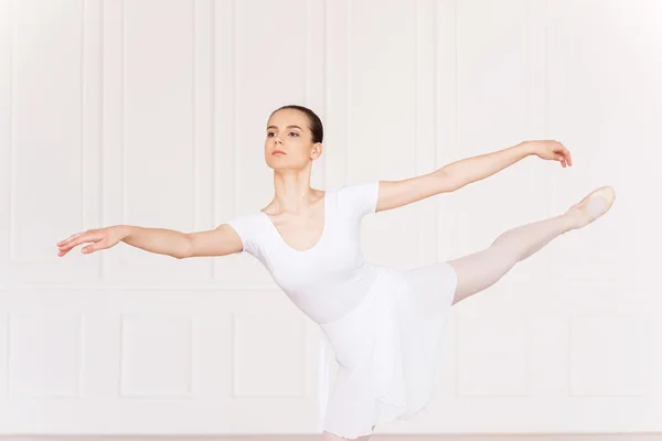 Bailarina dançando no estúdio de balé — Fotografia de Stock