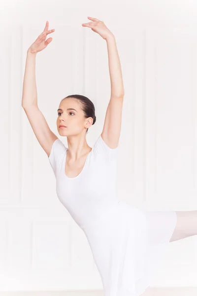 Балерина танцует в балетной студии — стоковое фото
