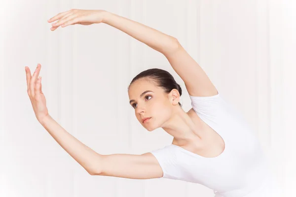 Bailarina bailando en estudio de ballet — Foto de Stock