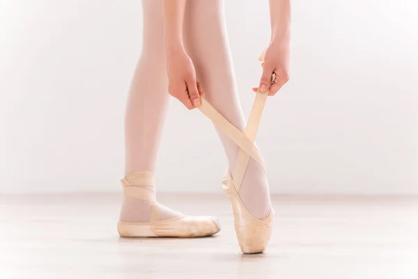 Bailarina usando chinelos — Fotografia de Stock