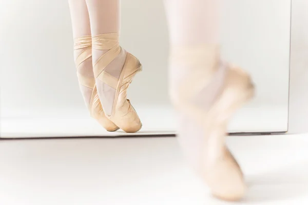 Pernas de bailarina em chinelos — Fotografia de Stock